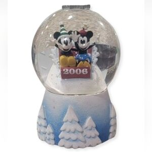 DISNEYS Mickey and Minnie Holiday Snow Globe